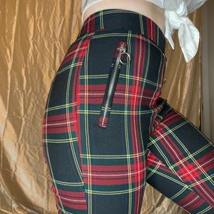 Cropped plaid skinny pants 👖🎥🍎